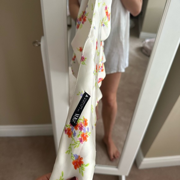 2/$20 Zara floral romantic tie back style halter top size small never worn - Picture 4 of 7